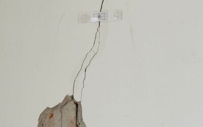 Stabilizacja geopolimerami – iniekcja geopolimerowa, osiadanie budynku, pęknięcia ścian | HORF